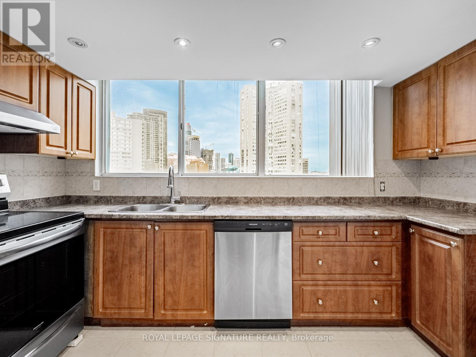Photo 8 of 1009 3695 Kaneff Crescent, Mississauga ON