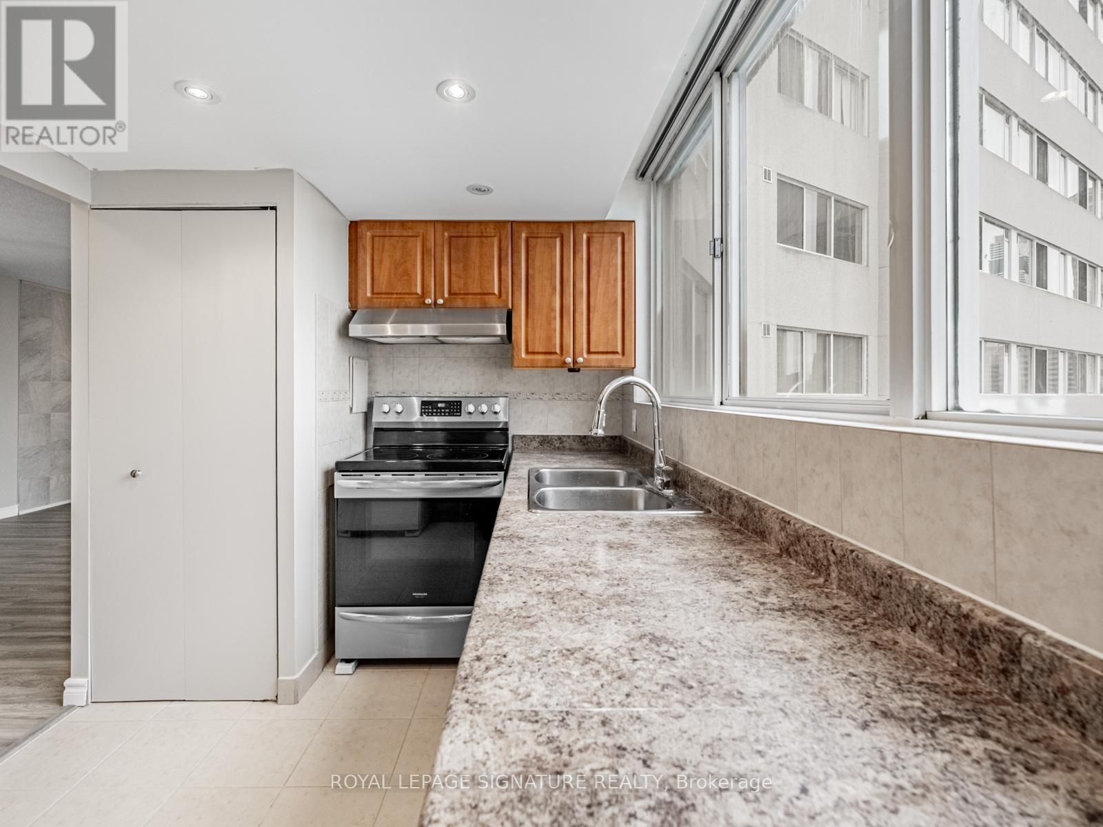 Photo 9 of 1009 3695 Kaneff Crescent, Mississauga ON