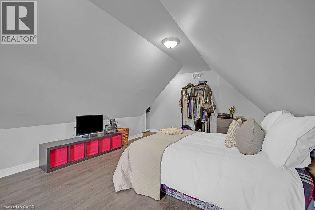 Photo 25 of 8 Meadowlea Court, Caledonia ON