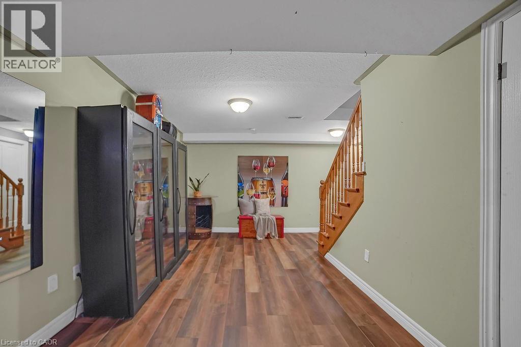 Photo 31 of 8 Meadowlea Court, Caledonia ON