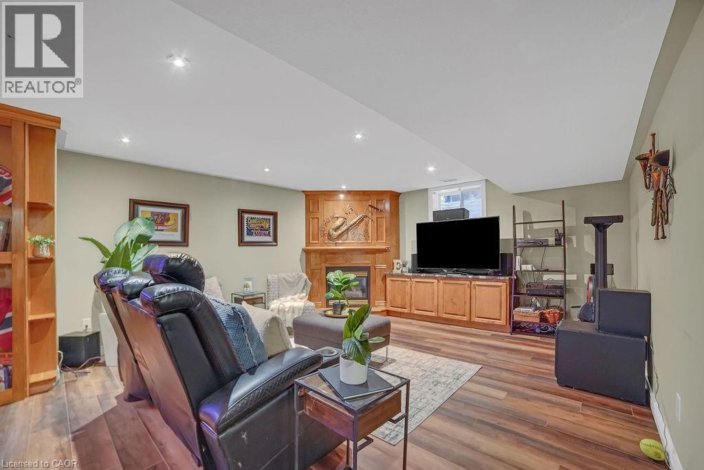 Photo 32 of 8 Meadowlea Court, Caledonia ON