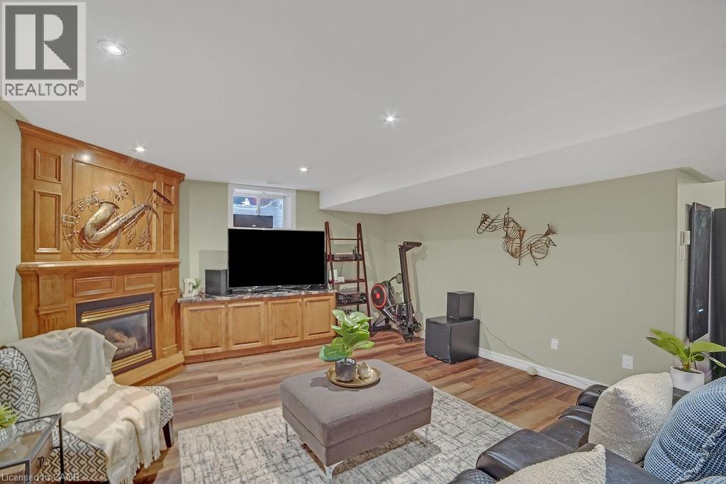 Photo 33 of 8 Meadowlea Court, Caledonia ON