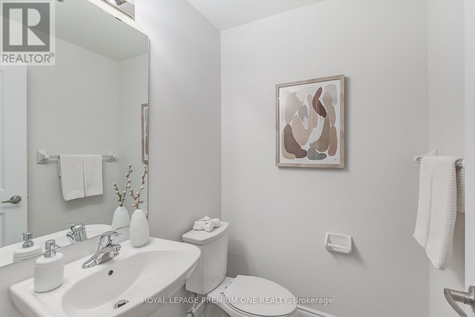 Photo 17 of 114 Thule Street N, Vaughan ON