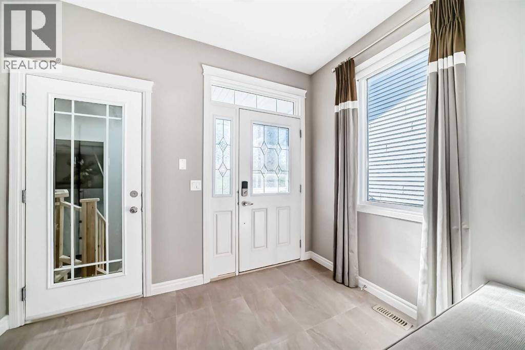 Photo 3 of 582 River Heights Crescent, Cochrane AB