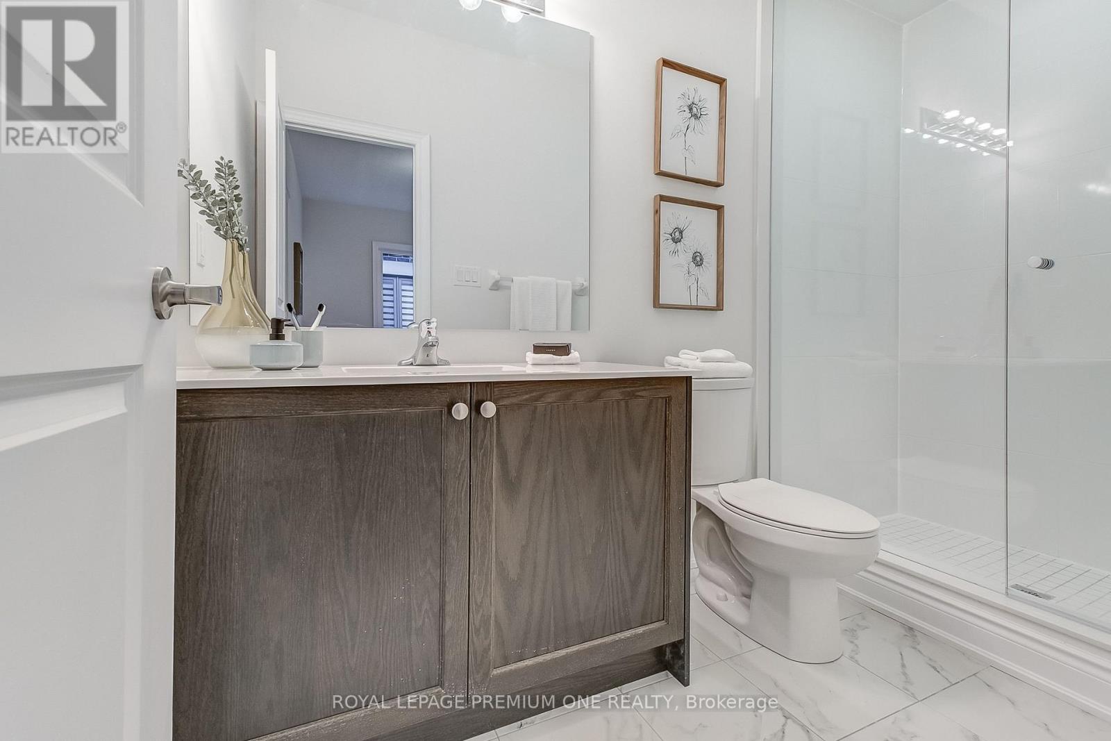 Photo 35 of 114 Thule Street N, Vaughan ON