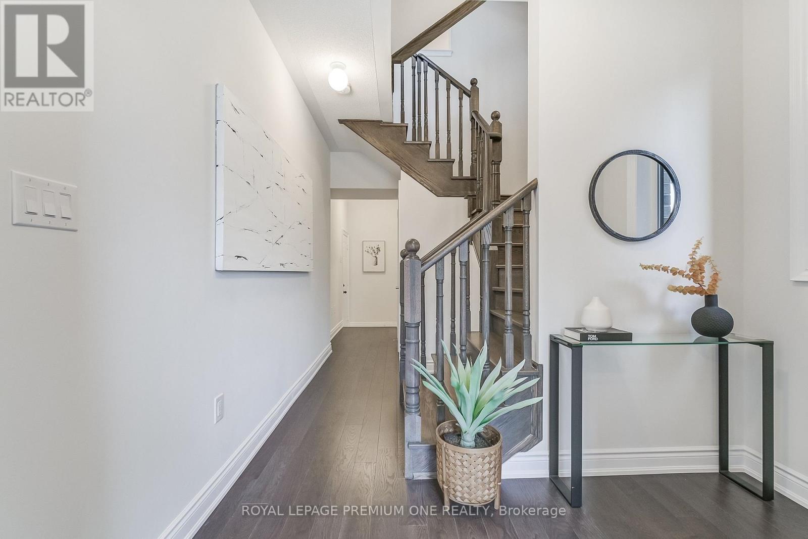 Photo 7 of 114 Thule Street N, Vaughan ON
