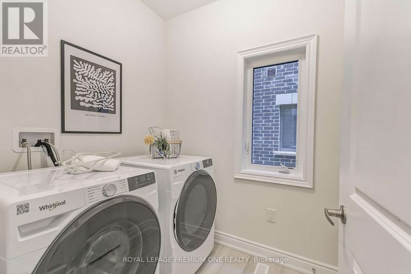 Photo 9 of 114 Thule Street N, Vaughan ON