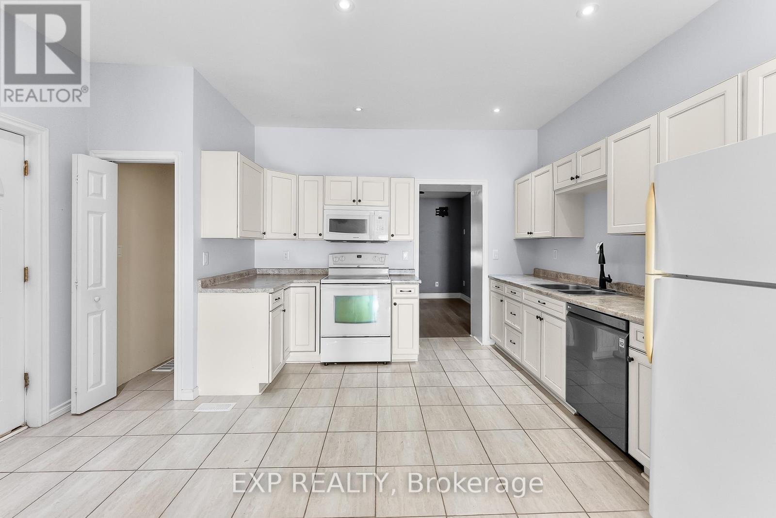 Photo 8 of 200 Kensington Avenue N, Hamilton ON