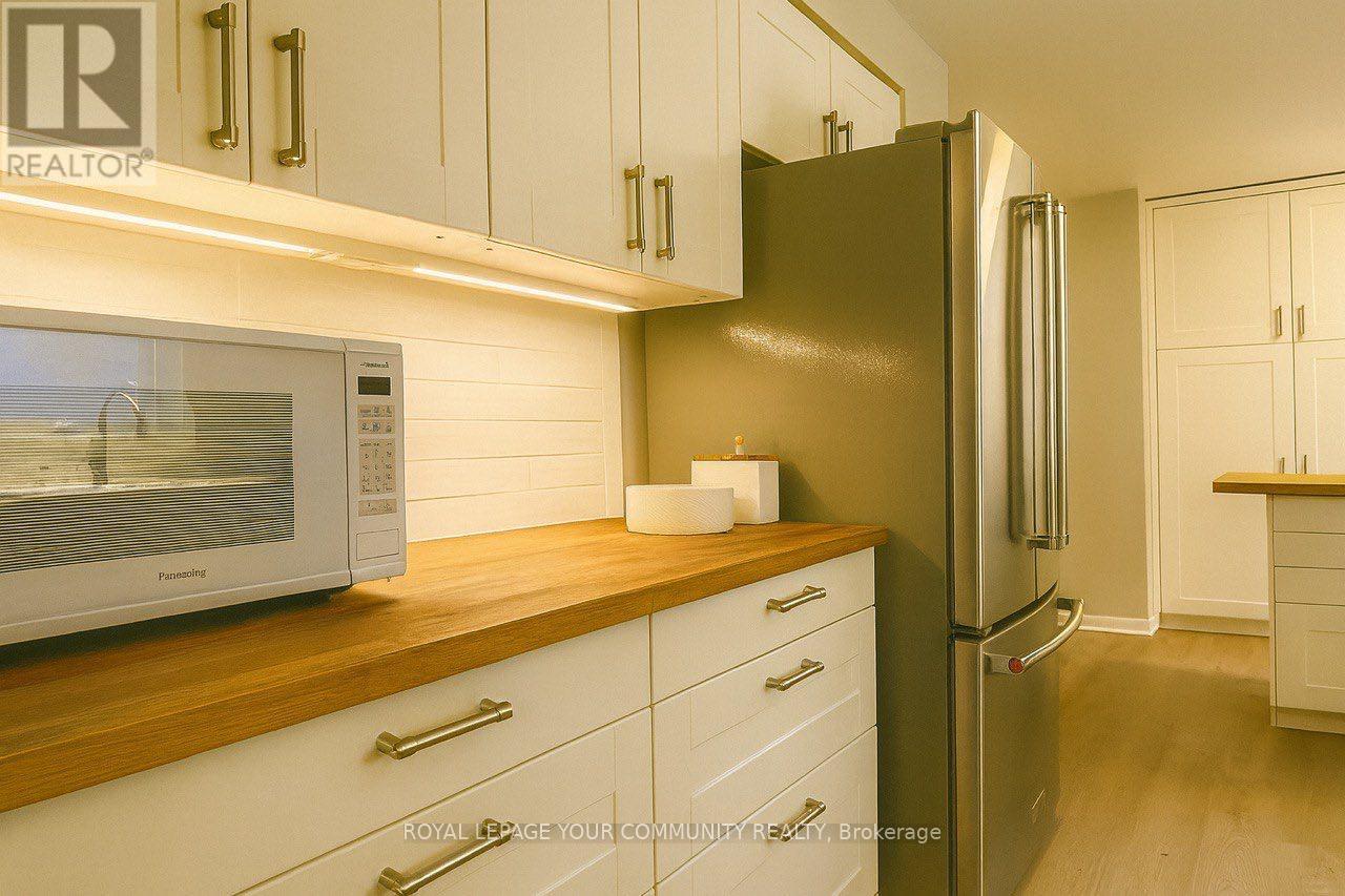 Photo 11 of 168 Stephen Street, Richmond Hill ON