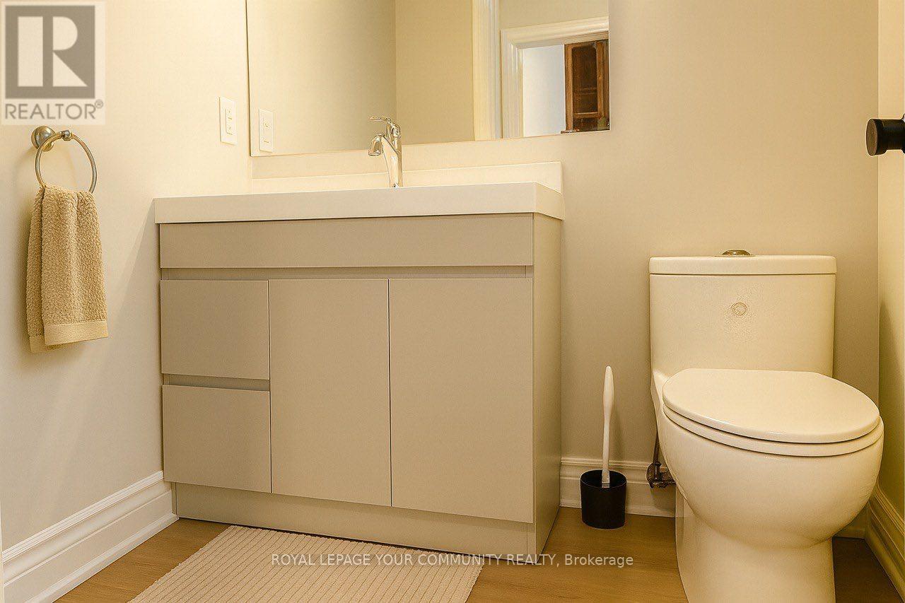 Photo 8 of 168 Stephen Street, Richmond Hill ON
