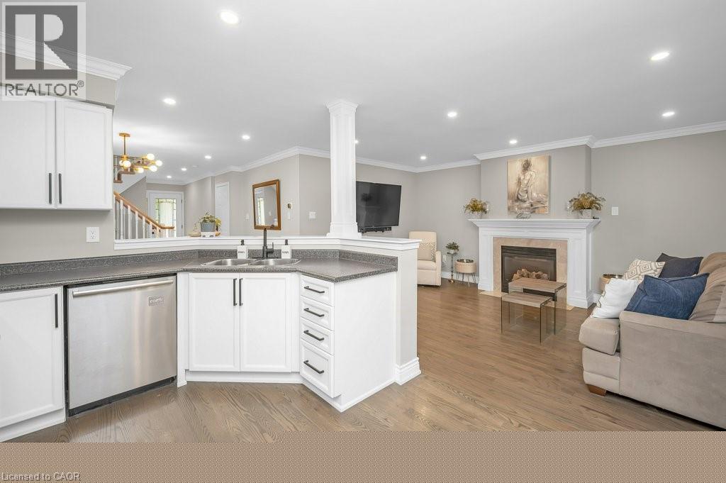 Photo 4 of 2044 Broadleaf Crescent, Burlington ON