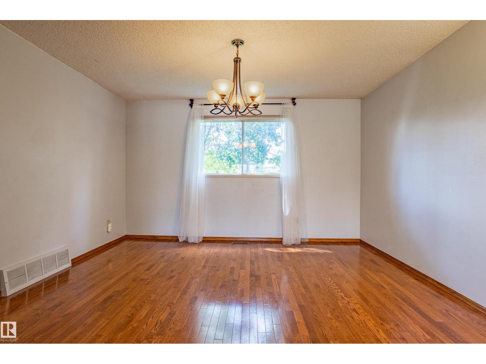 Photo 16 of 9928 181 St Nw, Edmonton AB