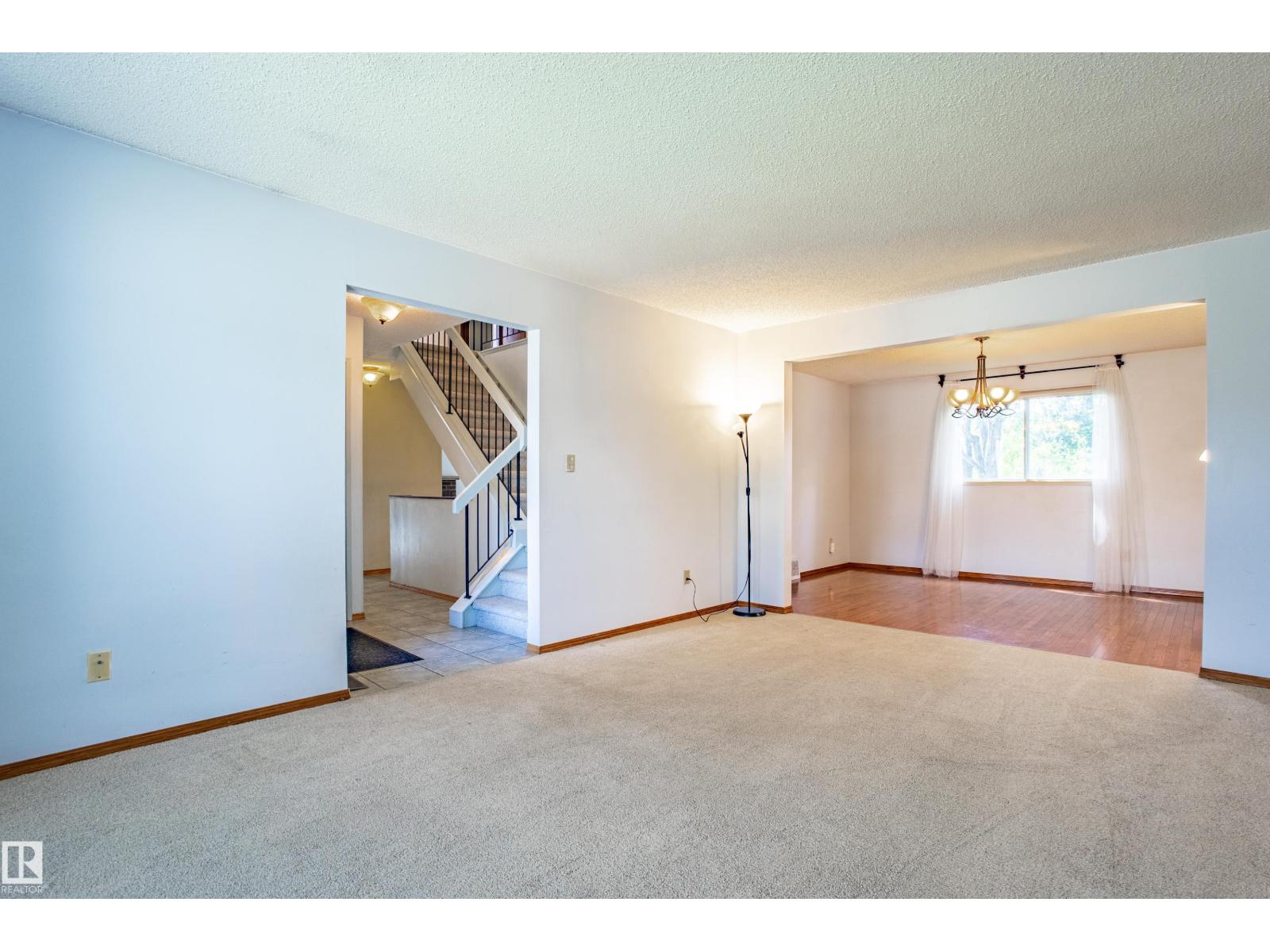 Photo 14 of 9928 181 St Nw, Edmonton AB