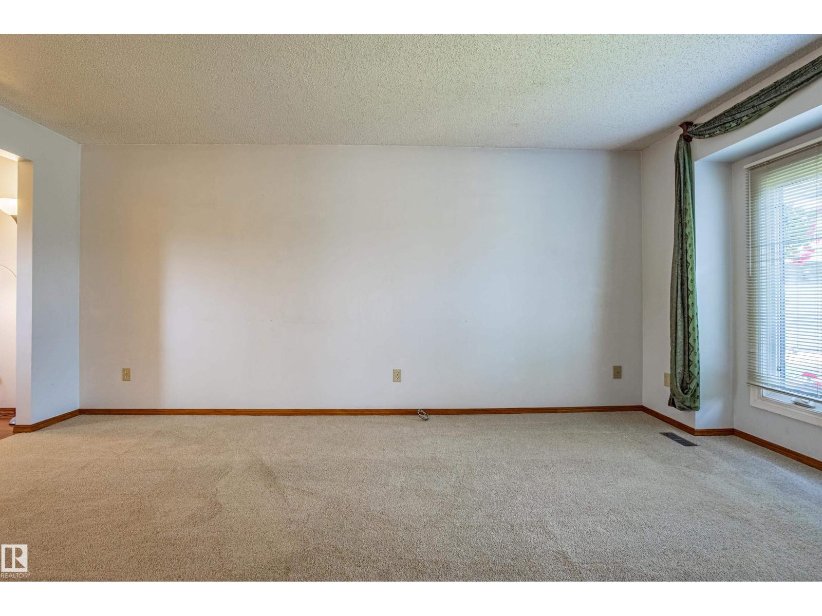 Photo 13 of 9928 181 St Nw, Edmonton AB