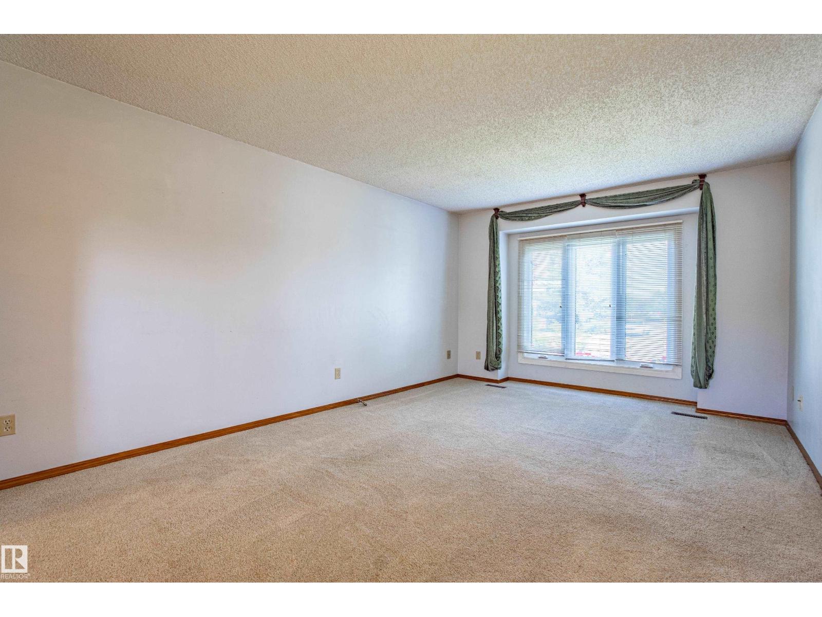 Photo 12 of 9928 181 St Nw, Edmonton AB