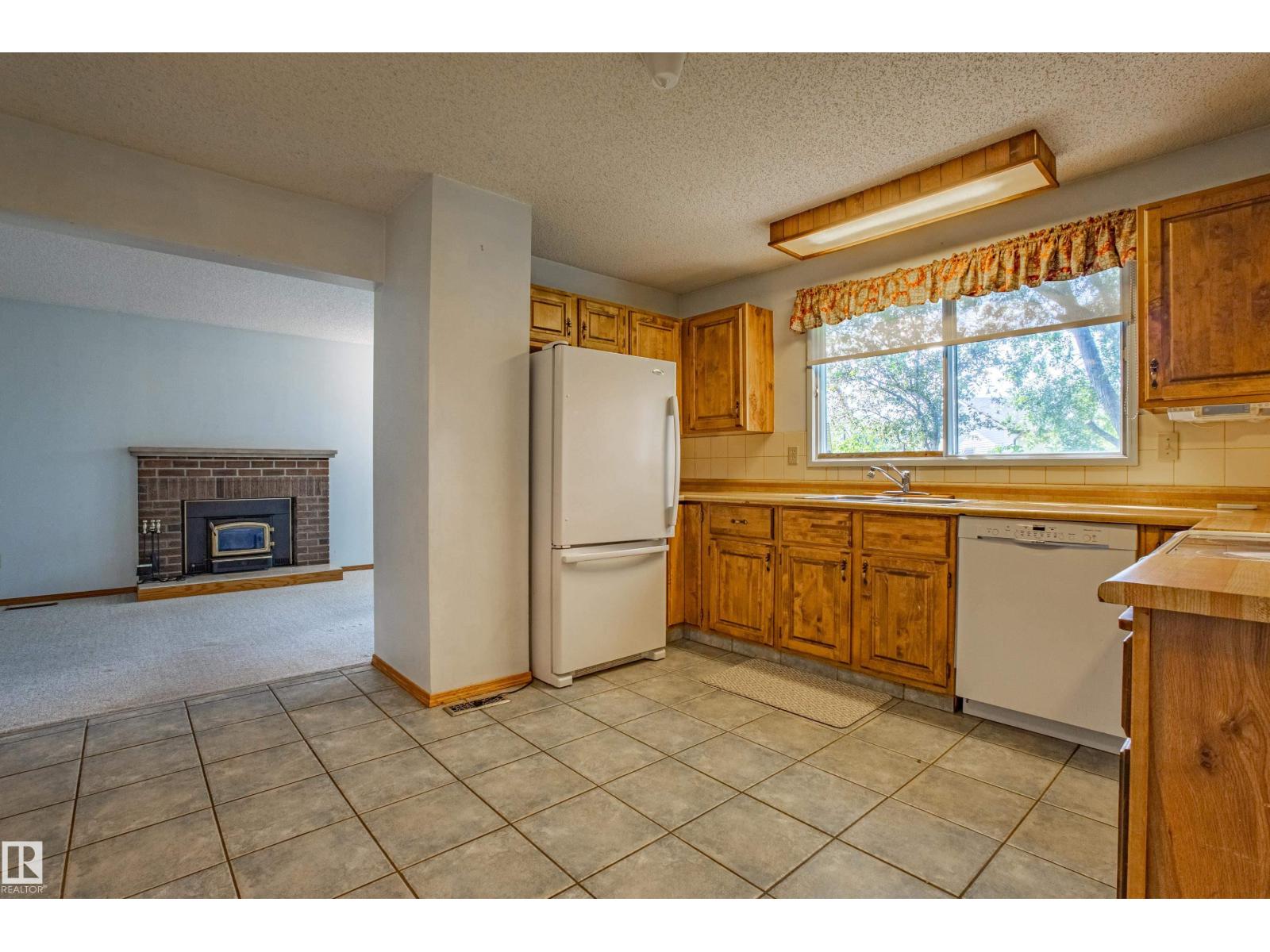 Photo 7 of 9928 181 St Nw, Edmonton AB