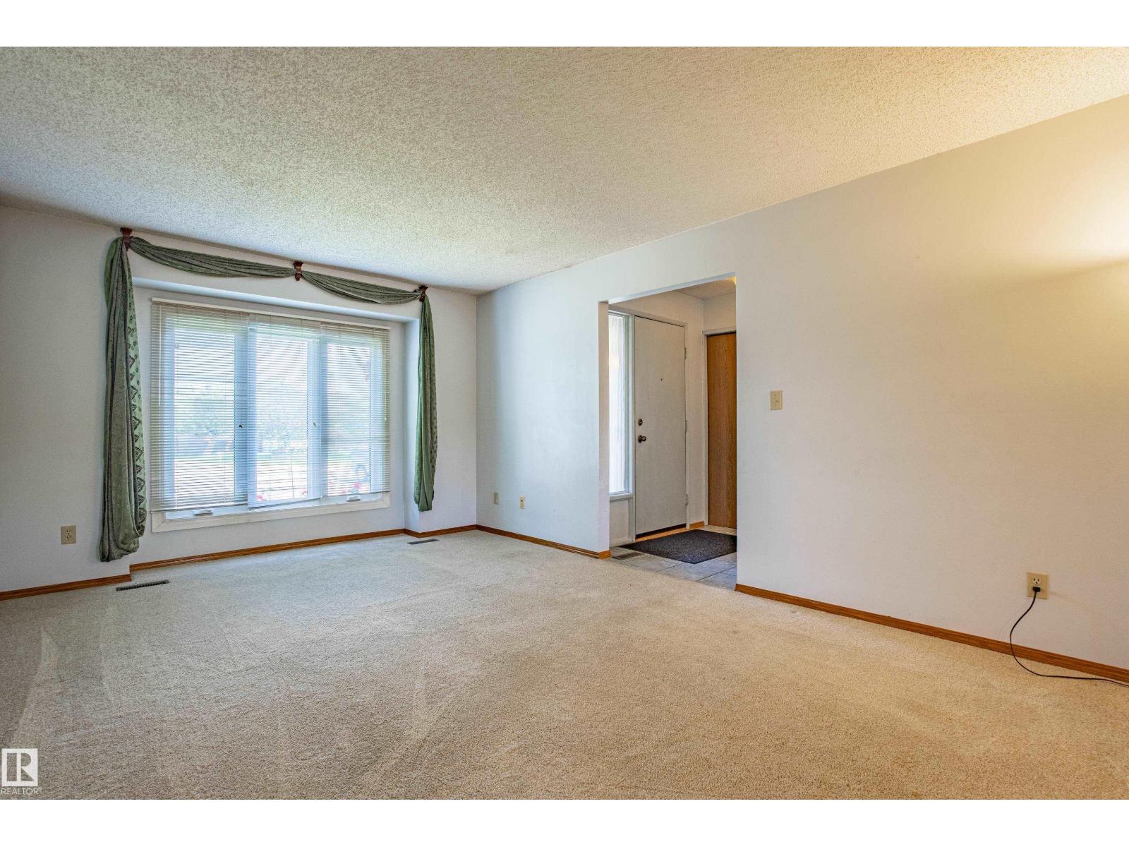 Photo 11 of 9928 181 St Nw, Edmonton AB