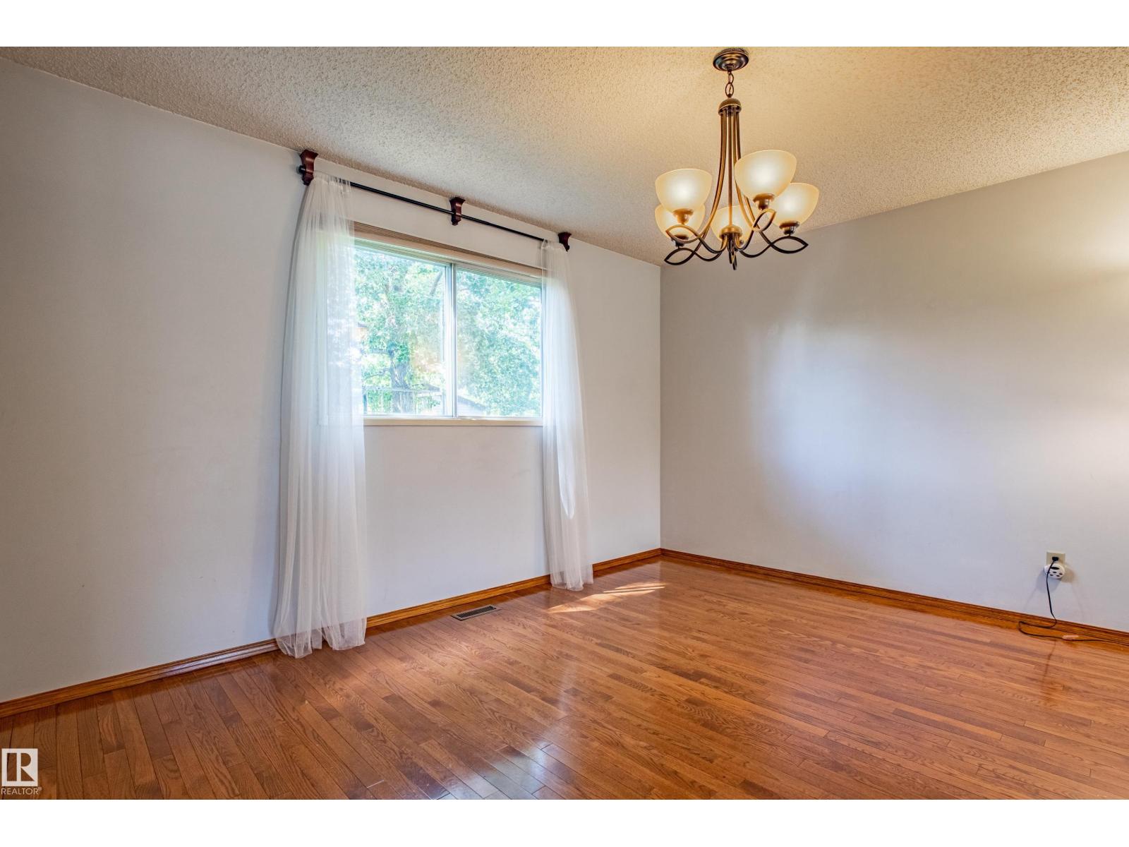 Photo 17 of 9928 181 St Nw, Edmonton AB