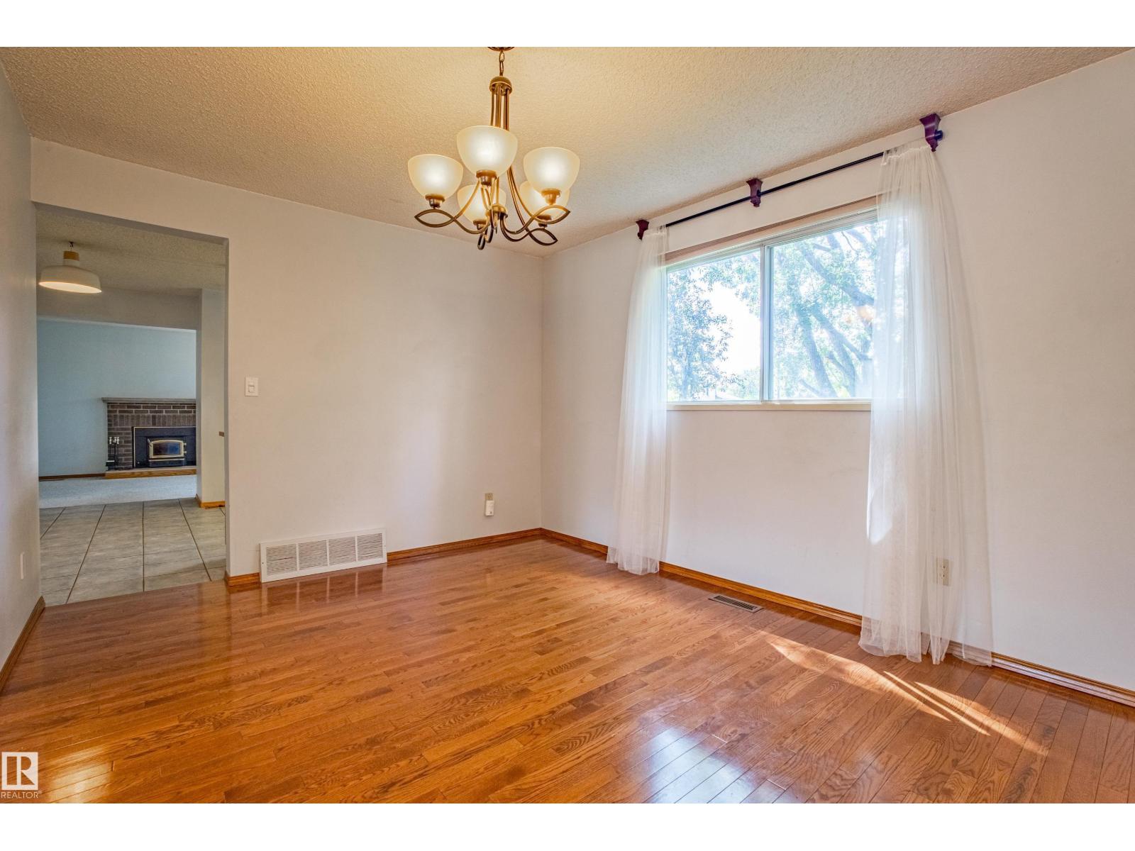 Photo 18 of 9928 181 St Nw, Edmonton AB