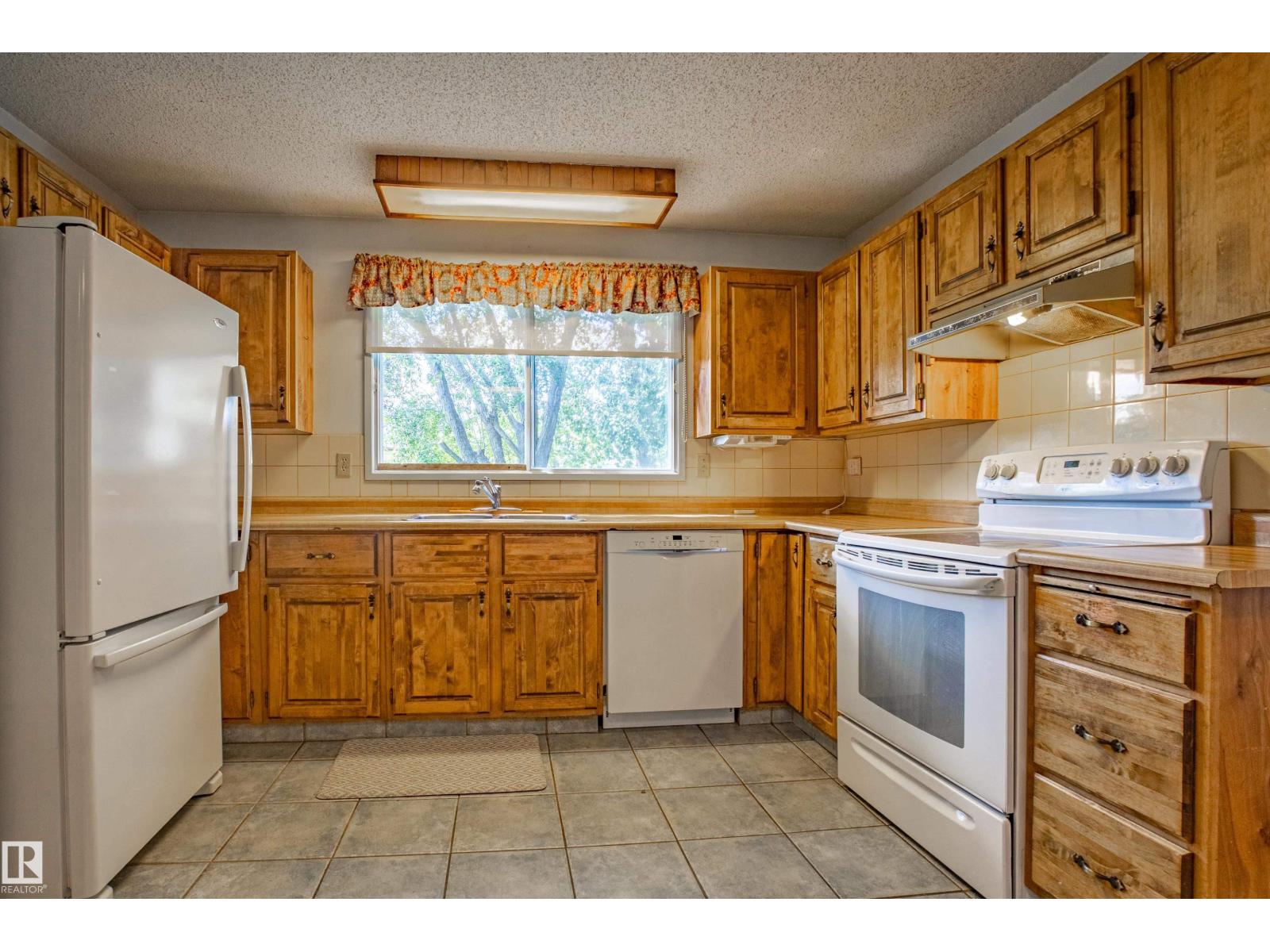 Photo 6 of 9928 181 St Nw, Edmonton AB