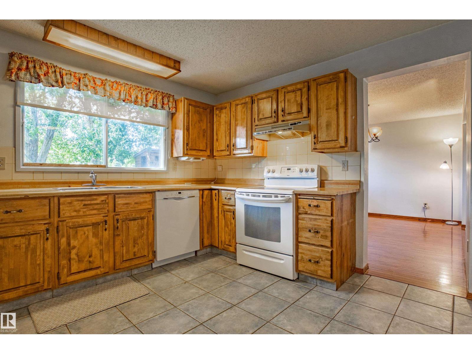 Photo 19 of 9928 181 St Nw, Edmonton AB