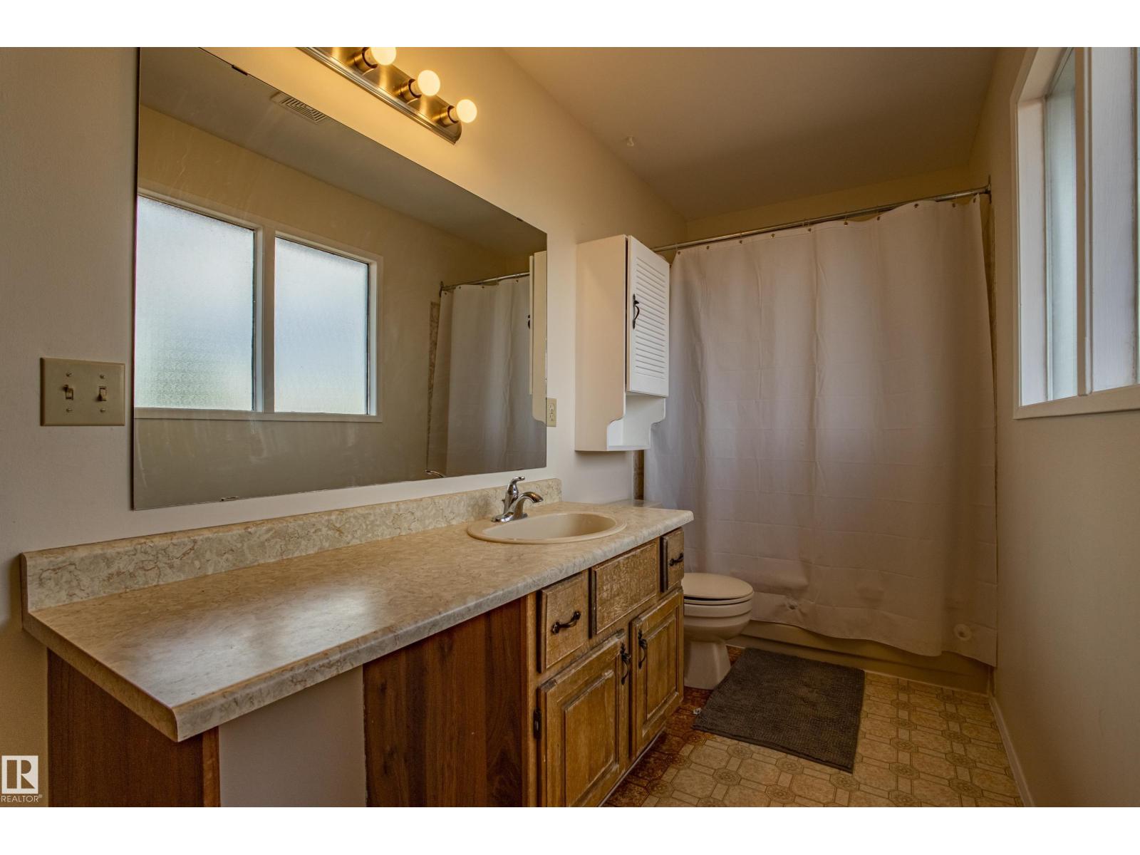Photo 10 of 9928 181 St Nw, Edmonton AB