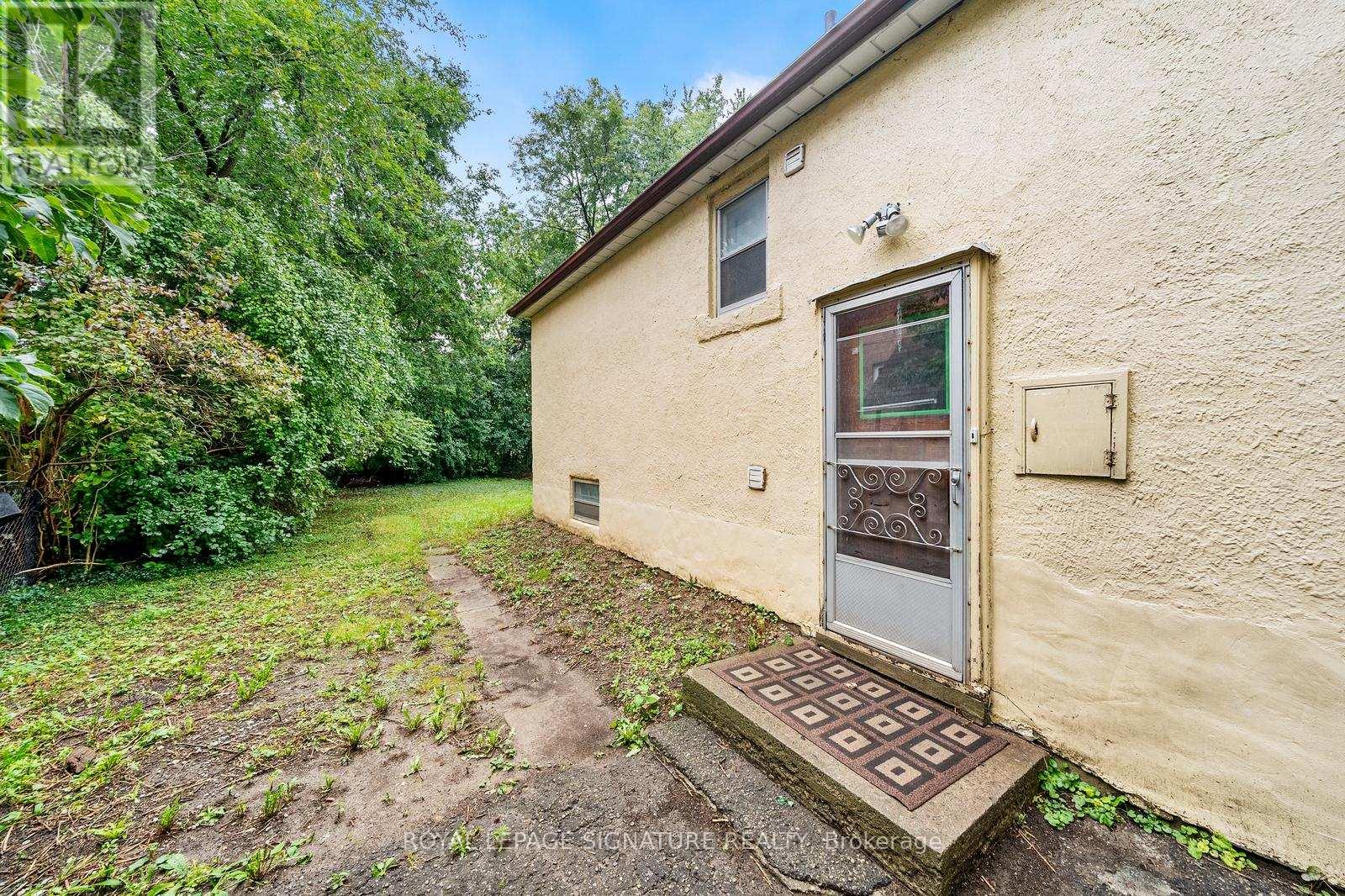 Photo 2 of Bsmt 17 Pleasant Avenue, Toronto ON