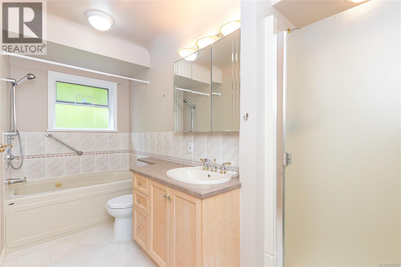 Photo 23 of 1197 Munro St, Esquimalt BC