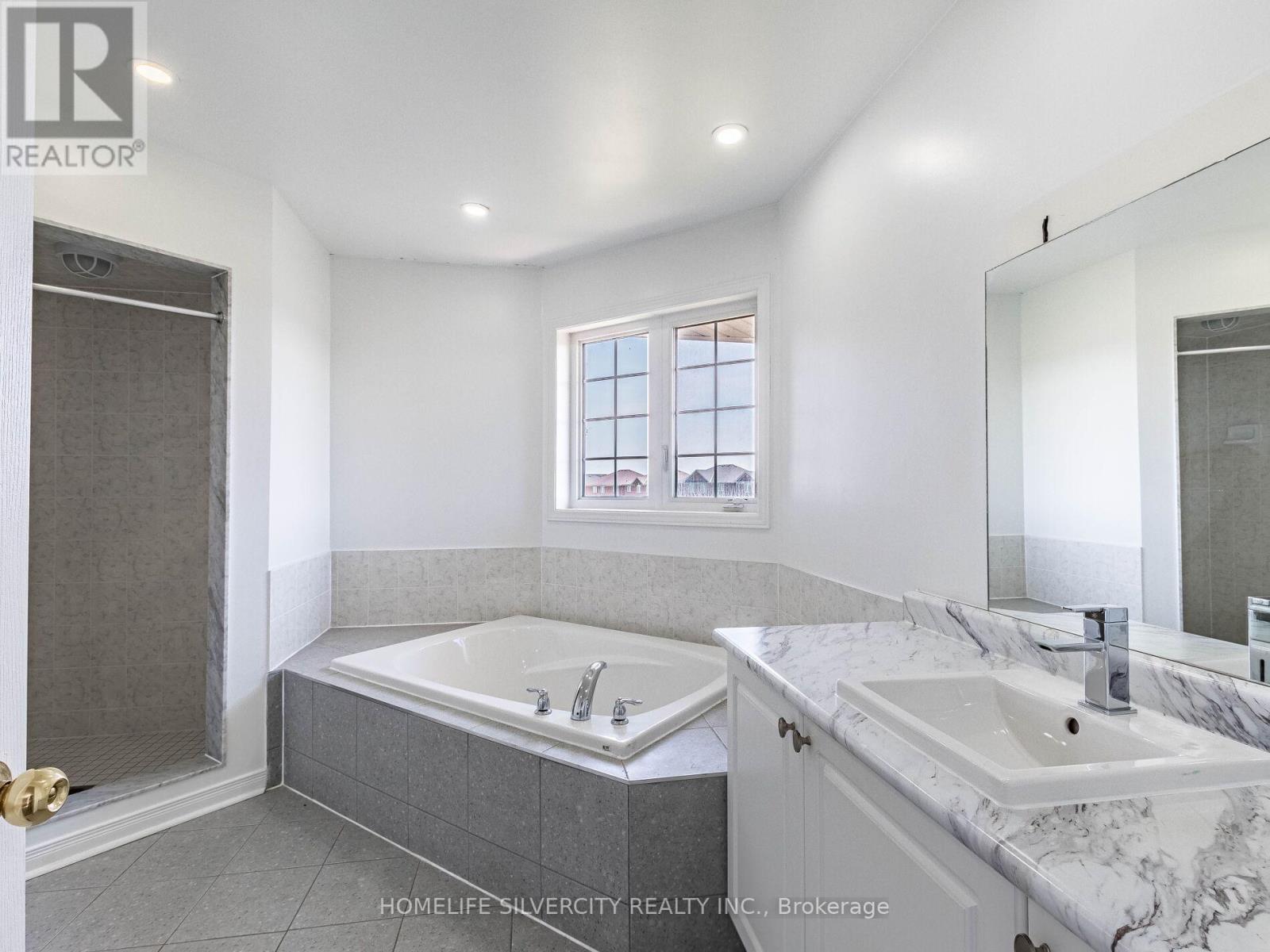 Photo 26 of 42 Cookview Drive, Brampton ON