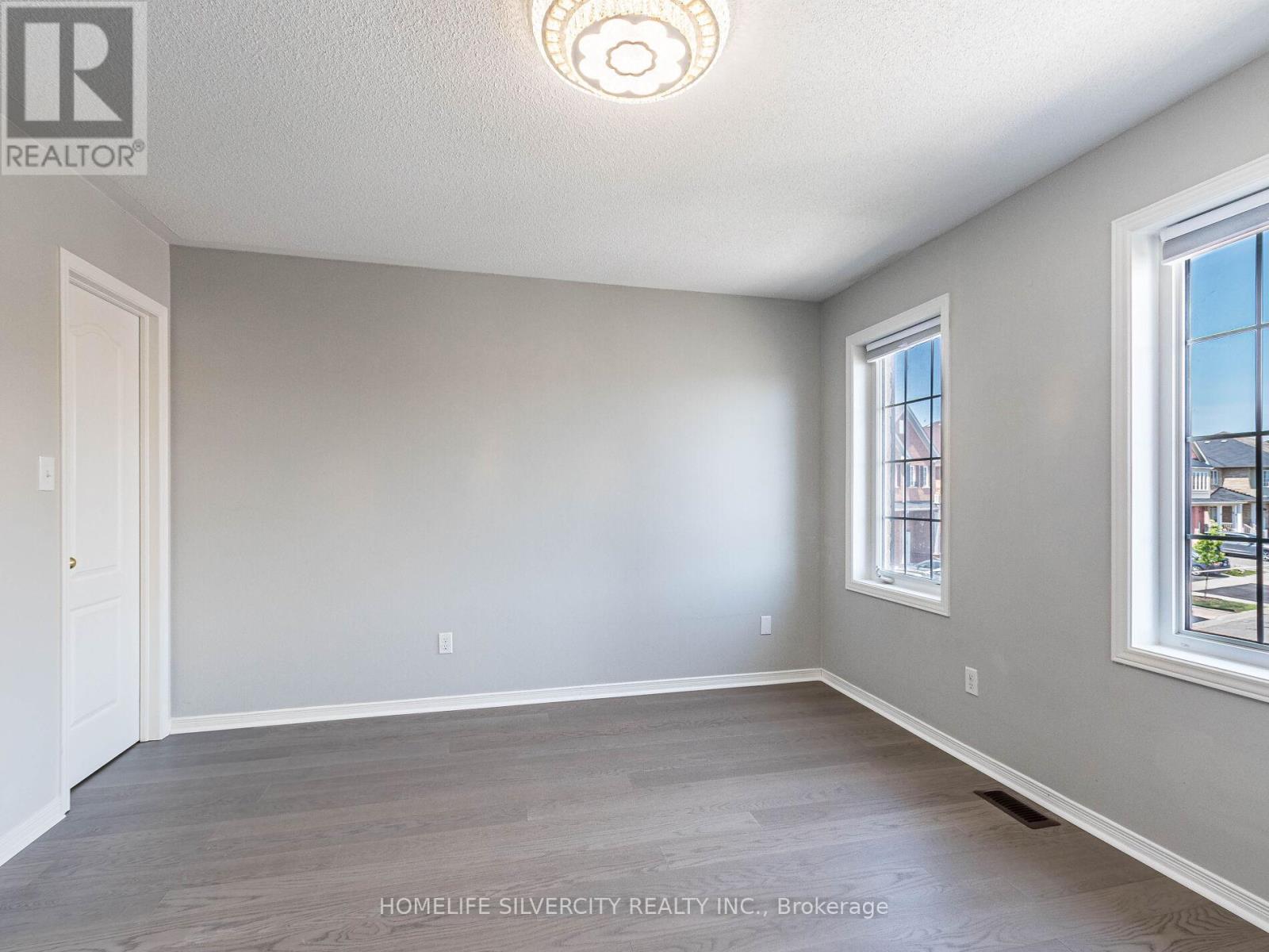 Photo 31 of 42 Cookview Drive, Brampton ON