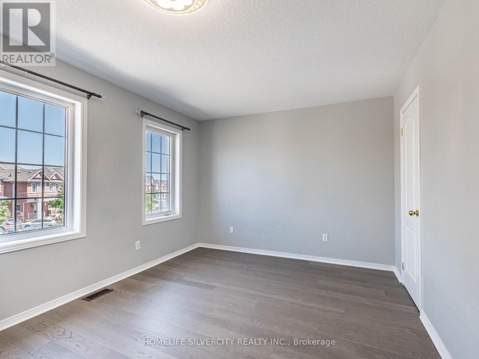 Photo 33 of 42 Cookview Drive, Brampton ON