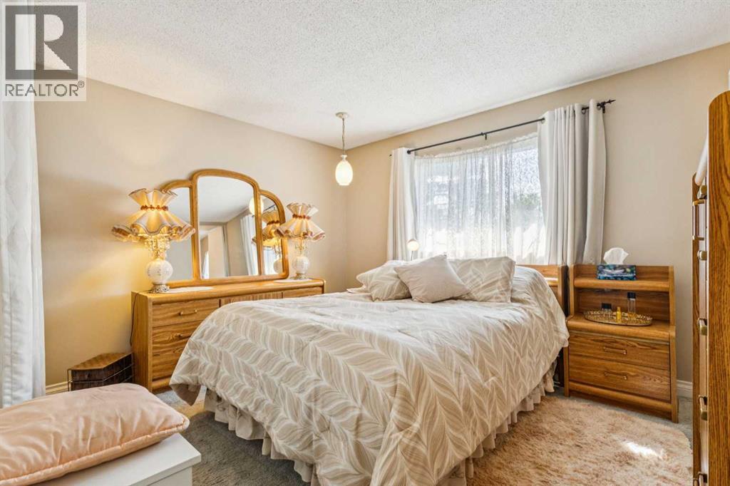 Photo 10 of 483 Cedarpark Drive Sw, Calgary AB