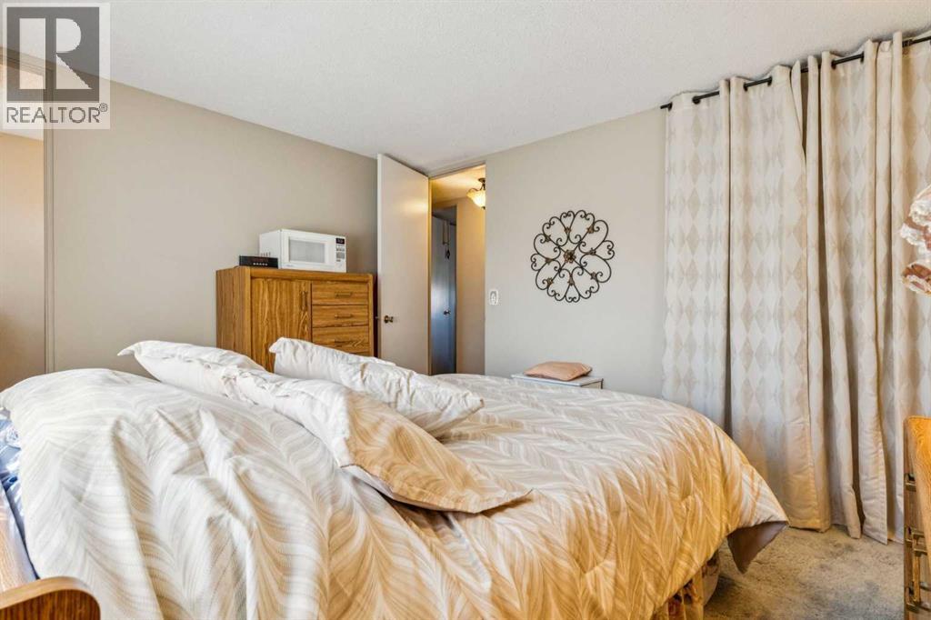 Photo 11 of 483 Cedarpark Drive Sw, Calgary AB