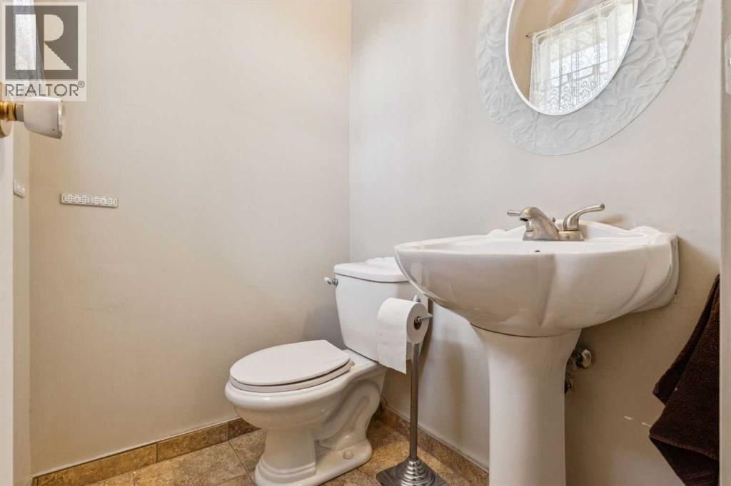 Photo 12 of 483 Cedarpark Drive Sw, Calgary AB