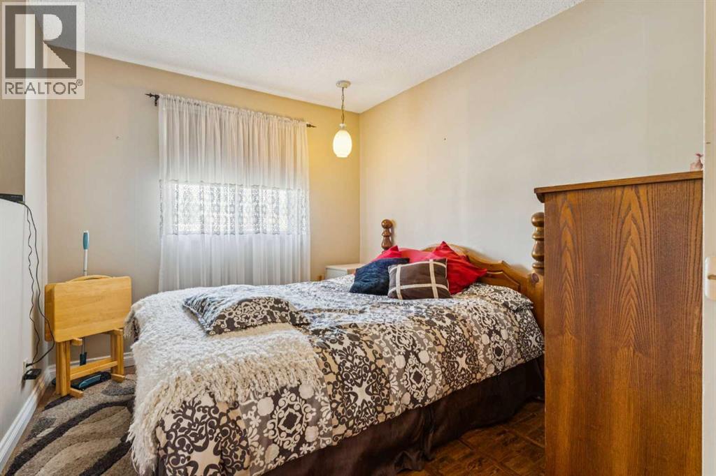 Photo 13 of 483 Cedarpark Drive Sw, Calgary AB