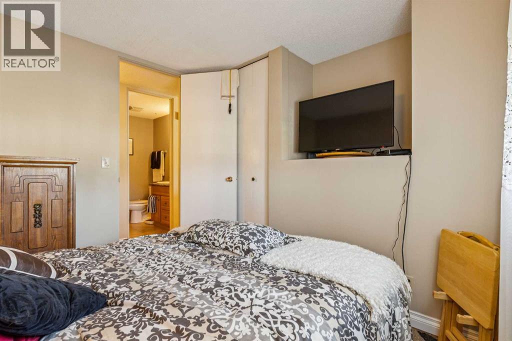 Photo 14 of 483 Cedarpark Drive Sw, Calgary AB