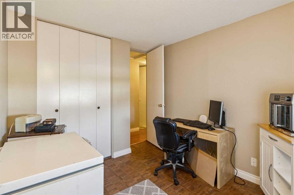 Photo 16 of 483 Cedarpark Drive Sw, Calgary AB