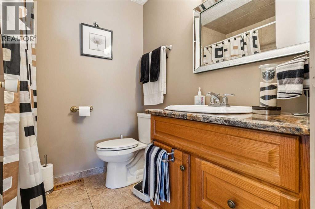 Photo 17 of 483 Cedarpark Drive Sw, Calgary AB