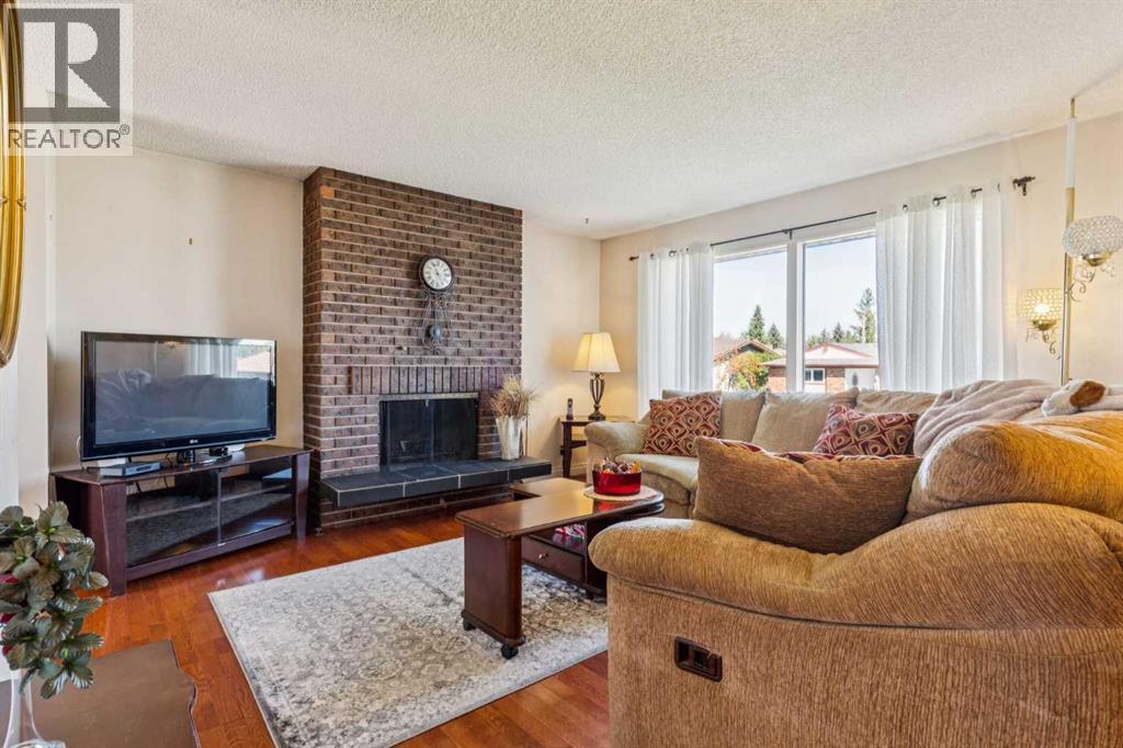 Photo 2 of 483 Cedarpark Drive Sw, Calgary AB