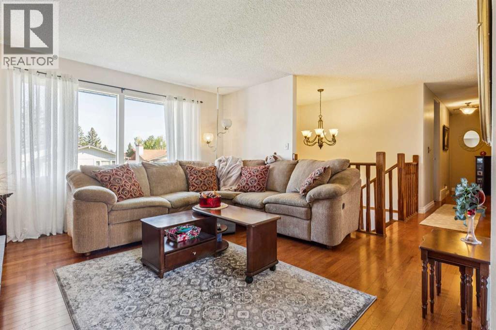 Photo 3 of 483 Cedarpark Drive Sw, Calgary AB