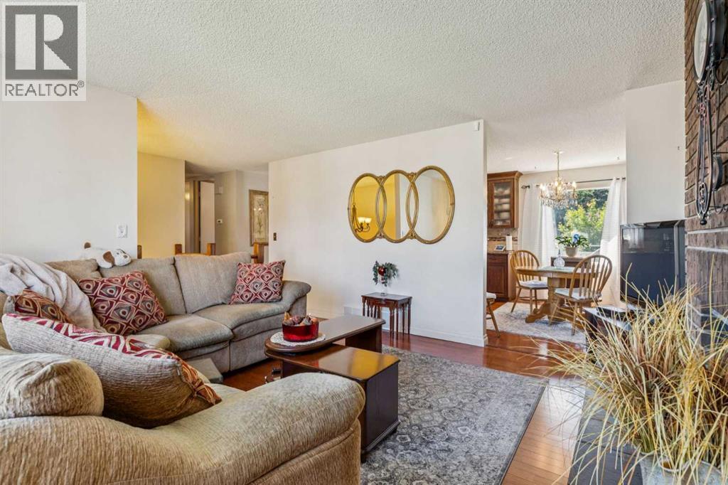 Photo 4 of 483 Cedarpark Drive Sw, Calgary AB