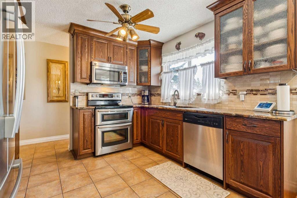 Photo 7 of 483 Cedarpark Drive Sw, Calgary AB
