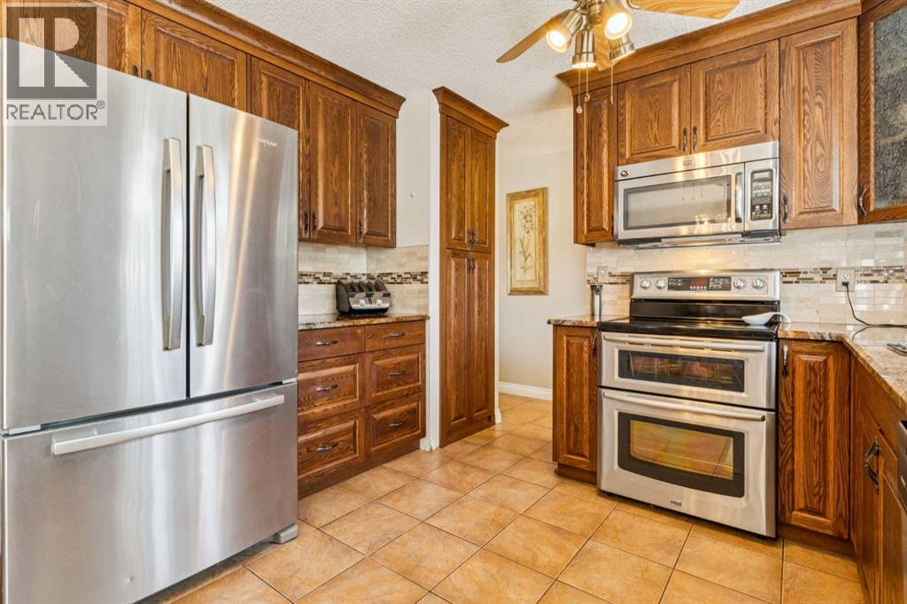 Photo 8 of 483 Cedarpark Drive Sw, Calgary AB