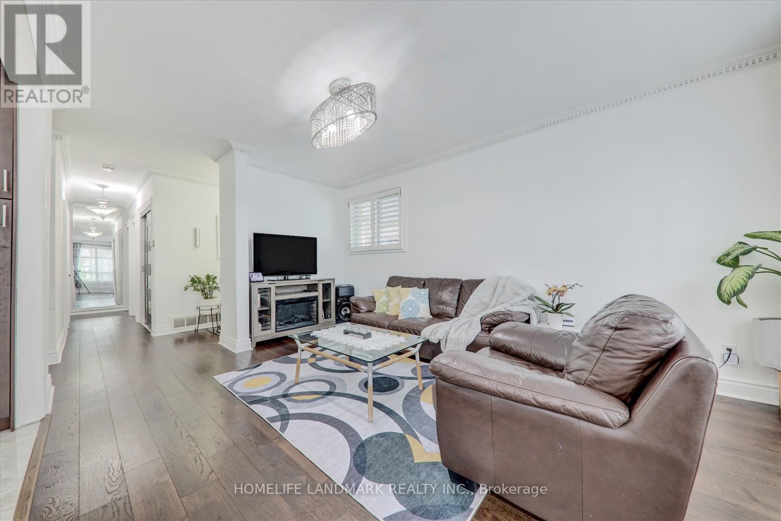 Photo 8 of 71 Sundance Crescent, Toronto ON