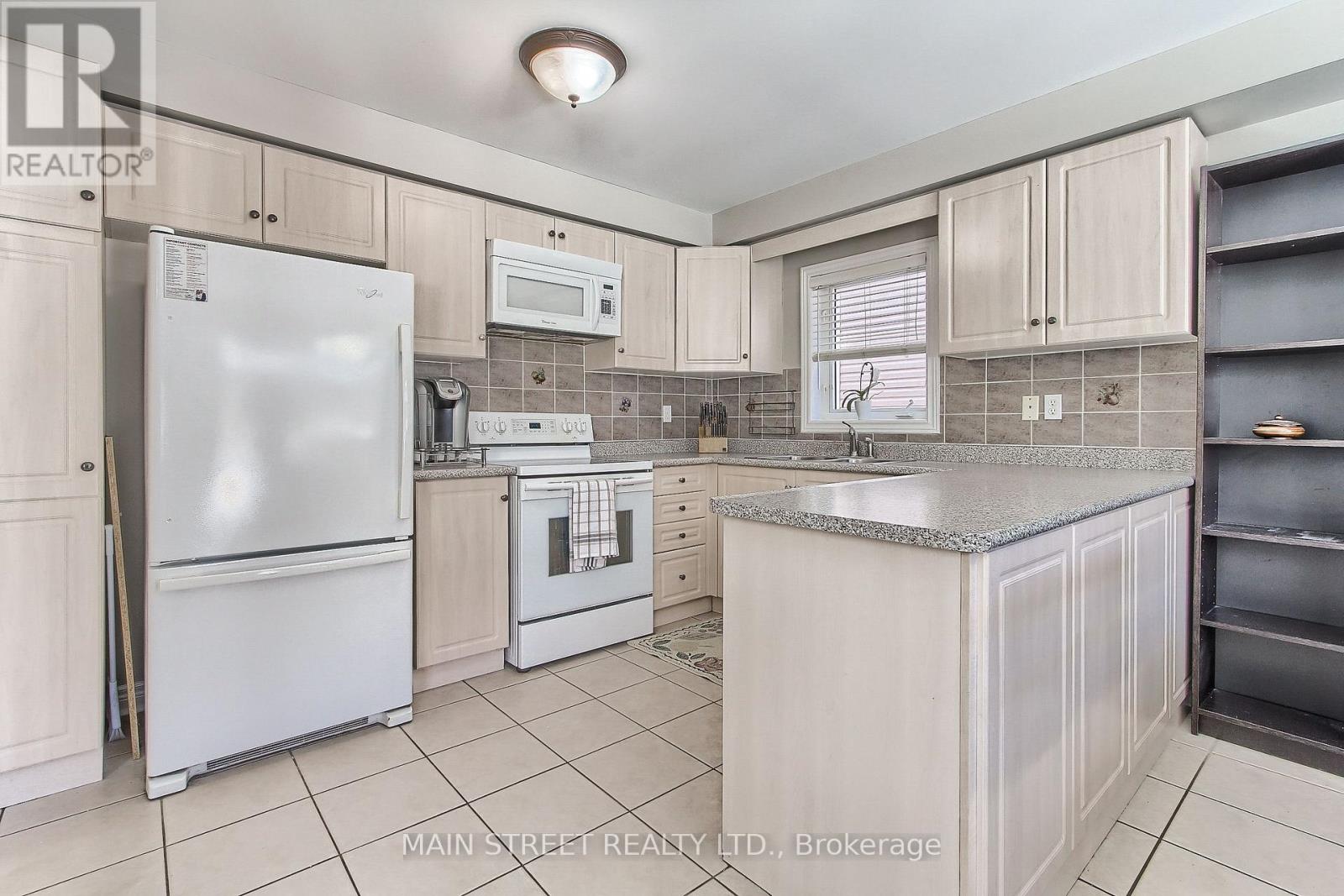 Photo 13 of 46 Silverstone Crescent, Georgina ON