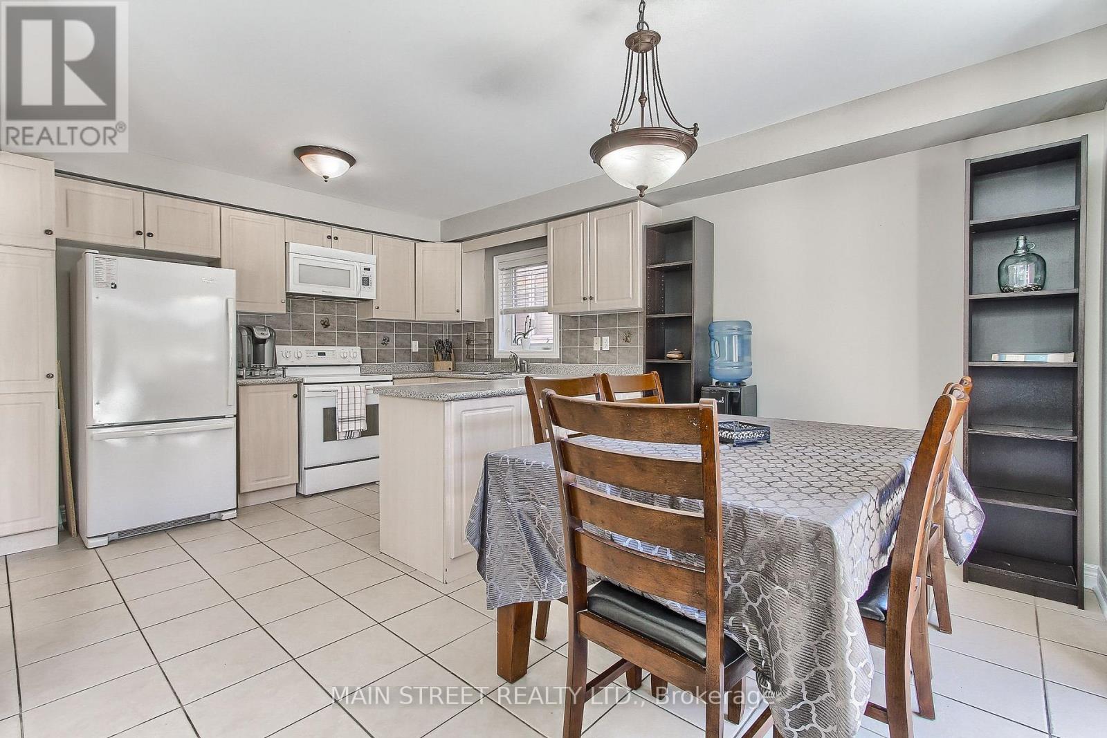 Photo 17 of 46 Silverstone Crescent, Georgina ON
