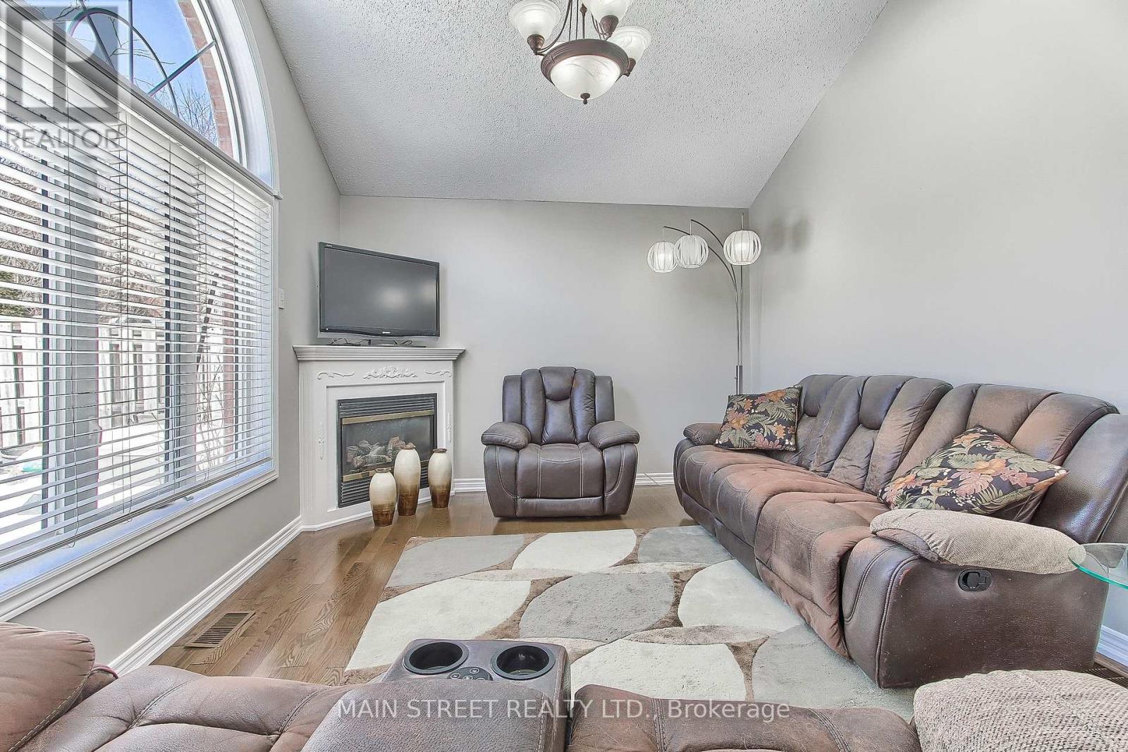 Photo 20 of 46 Silverstone Crescent, Georgina ON