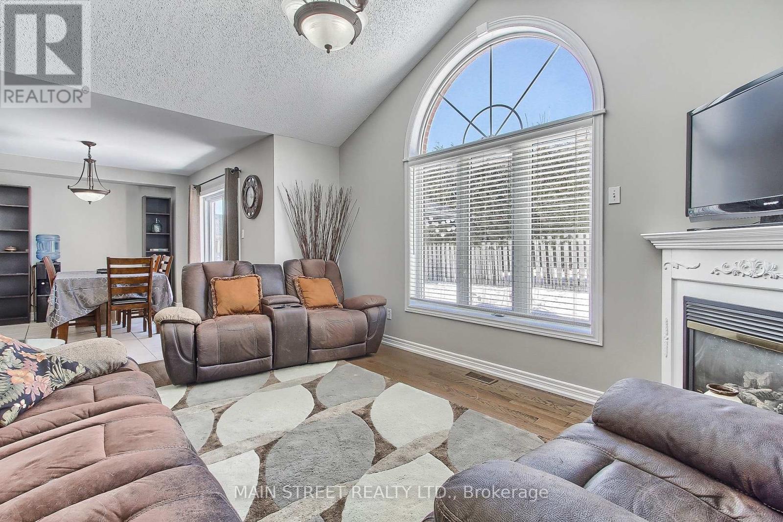 Photo 21 of 46 Silverstone Crescent, Georgina ON