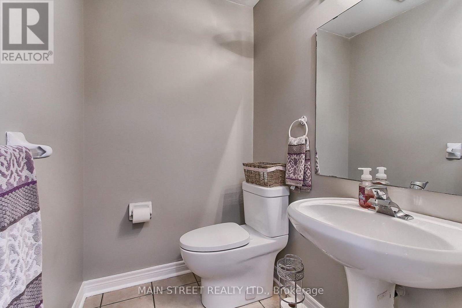 Photo 22 of 46 Silverstone Crescent, Georgina ON