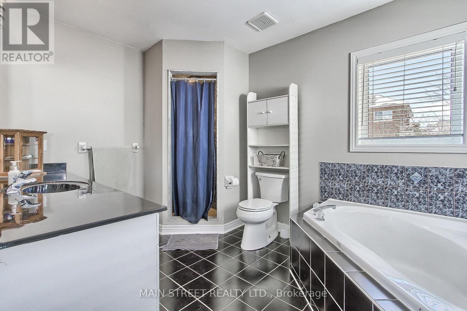 Photo 29 of 46 Silverstone Crescent, Georgina ON